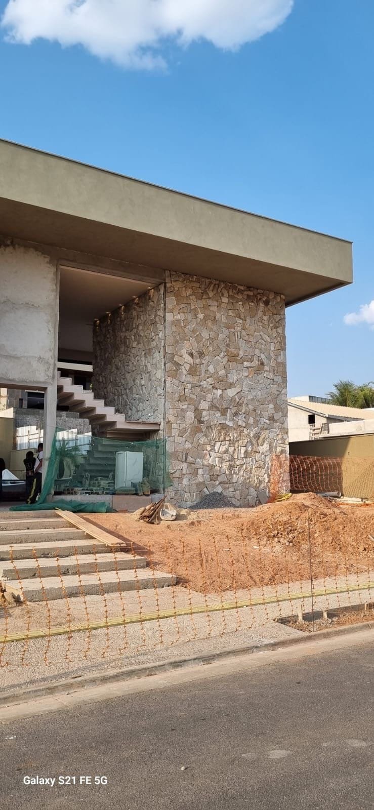 Parede de banheiro luxuosa revestida com mármore travertino