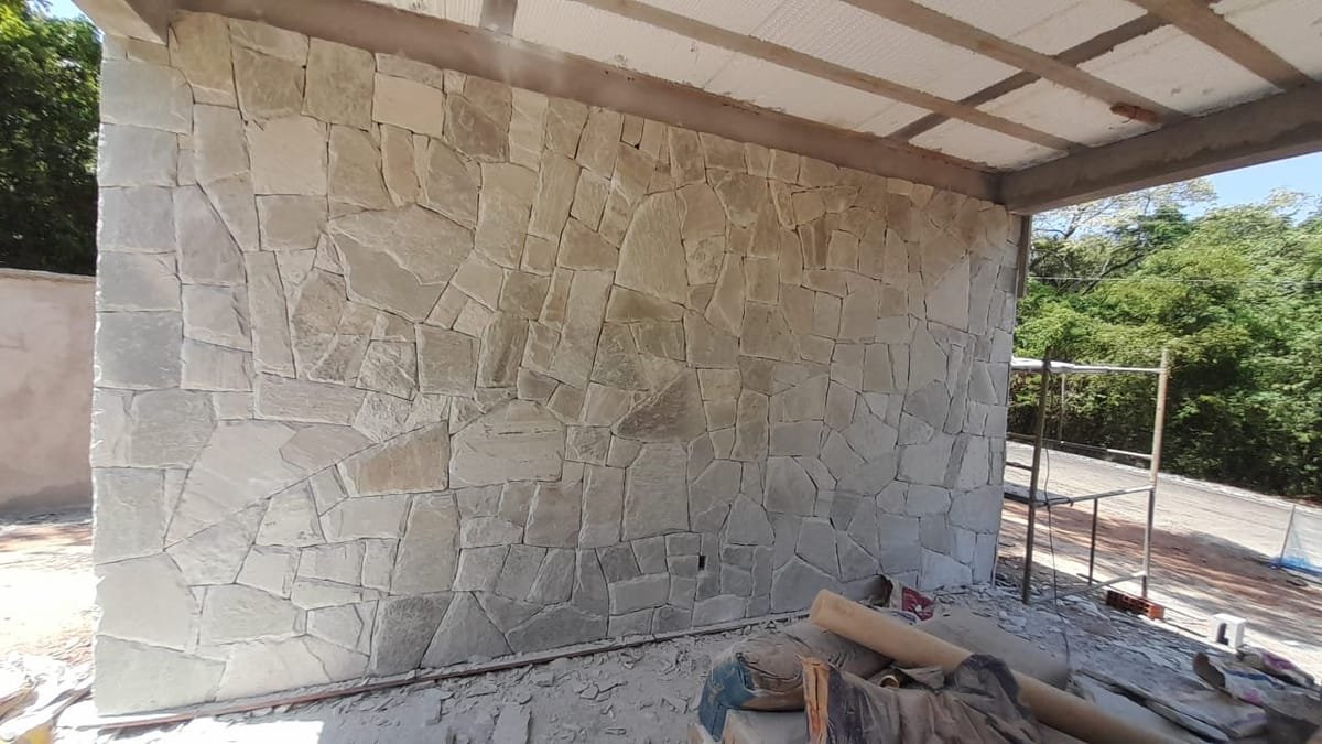 Jardim decorado com seixos e pedras naturais